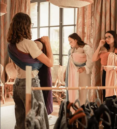Atelier de portage : des femmes s’exercent à porter un bébé en écharpe