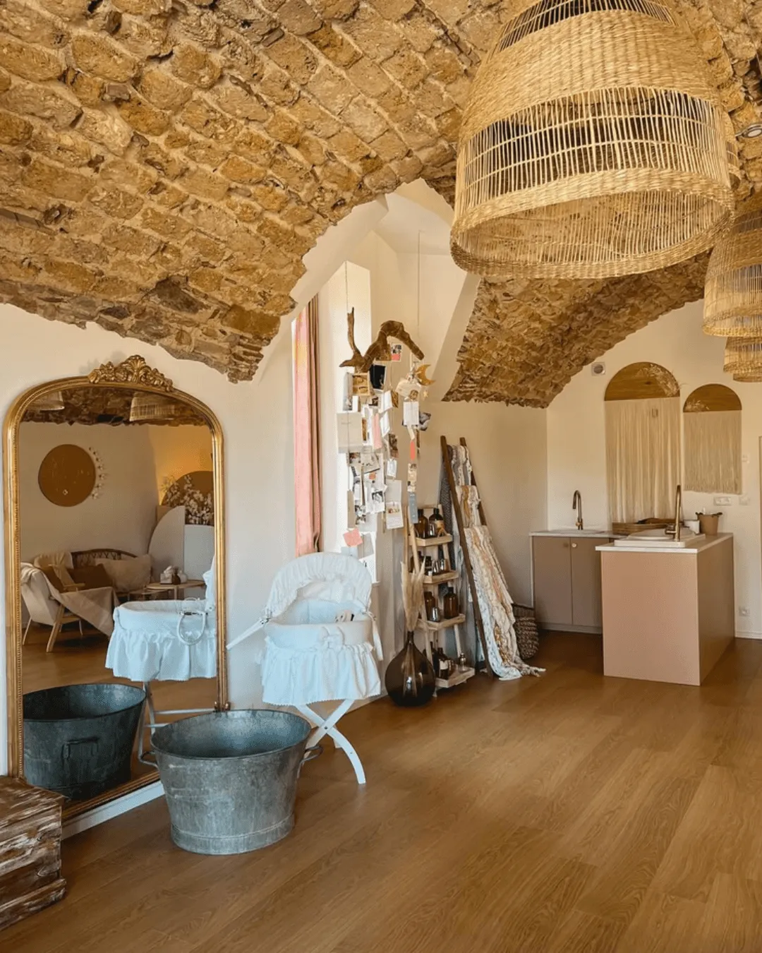 Grande salle voûtée en pierre de l'institut, avec baignoire de bain d'accueil et espace bébé