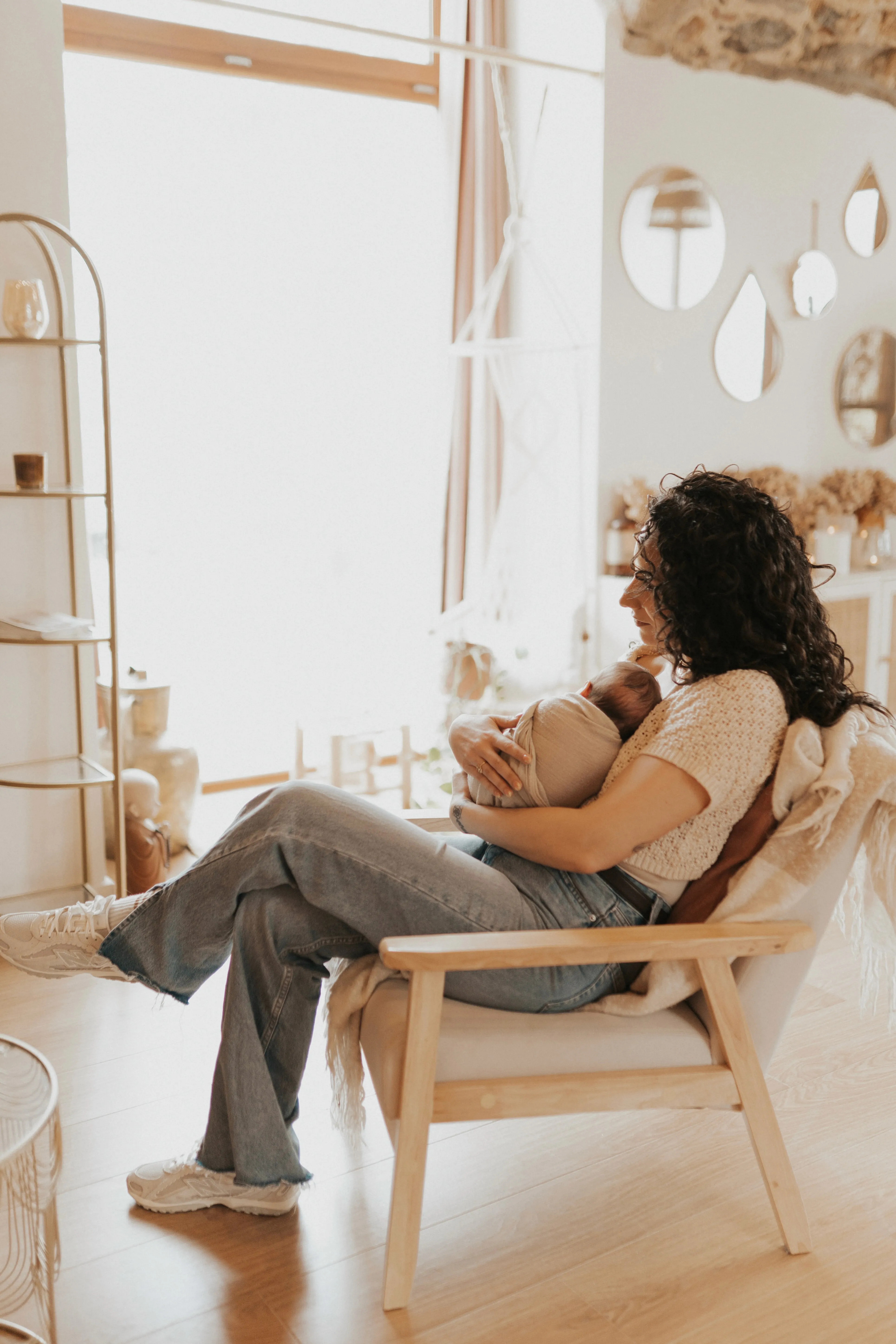 Mère tenant son bébé dans un fauteuil, dans l'espace lumineux de l'institut