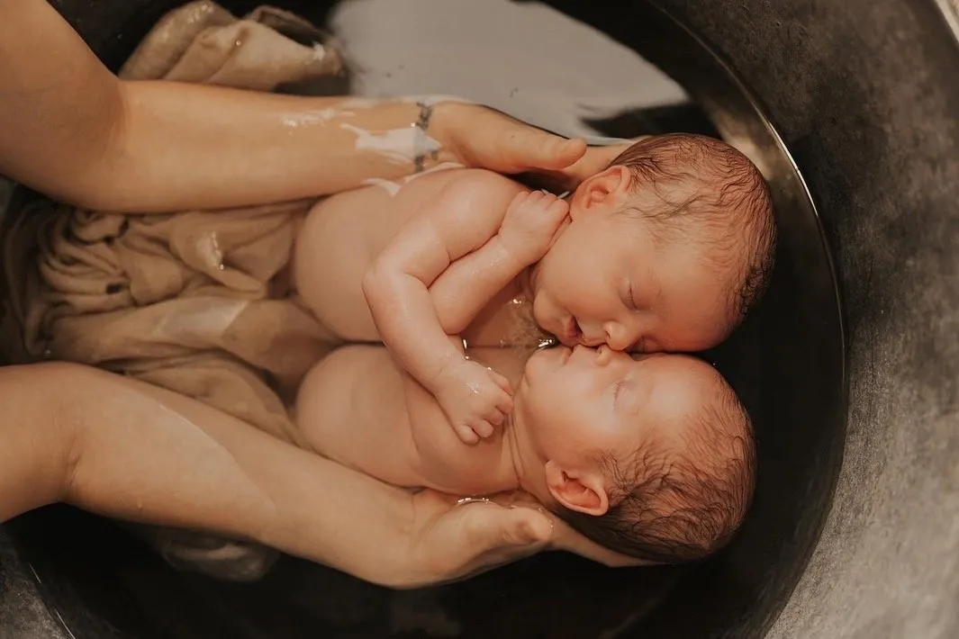 Bain d'accueil de deux nouveau-nés