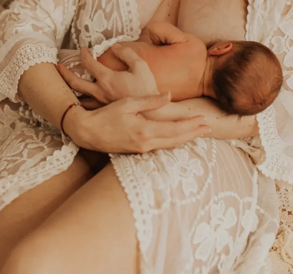 Bébé en peau à peau contre sa mère au moment de la tétée