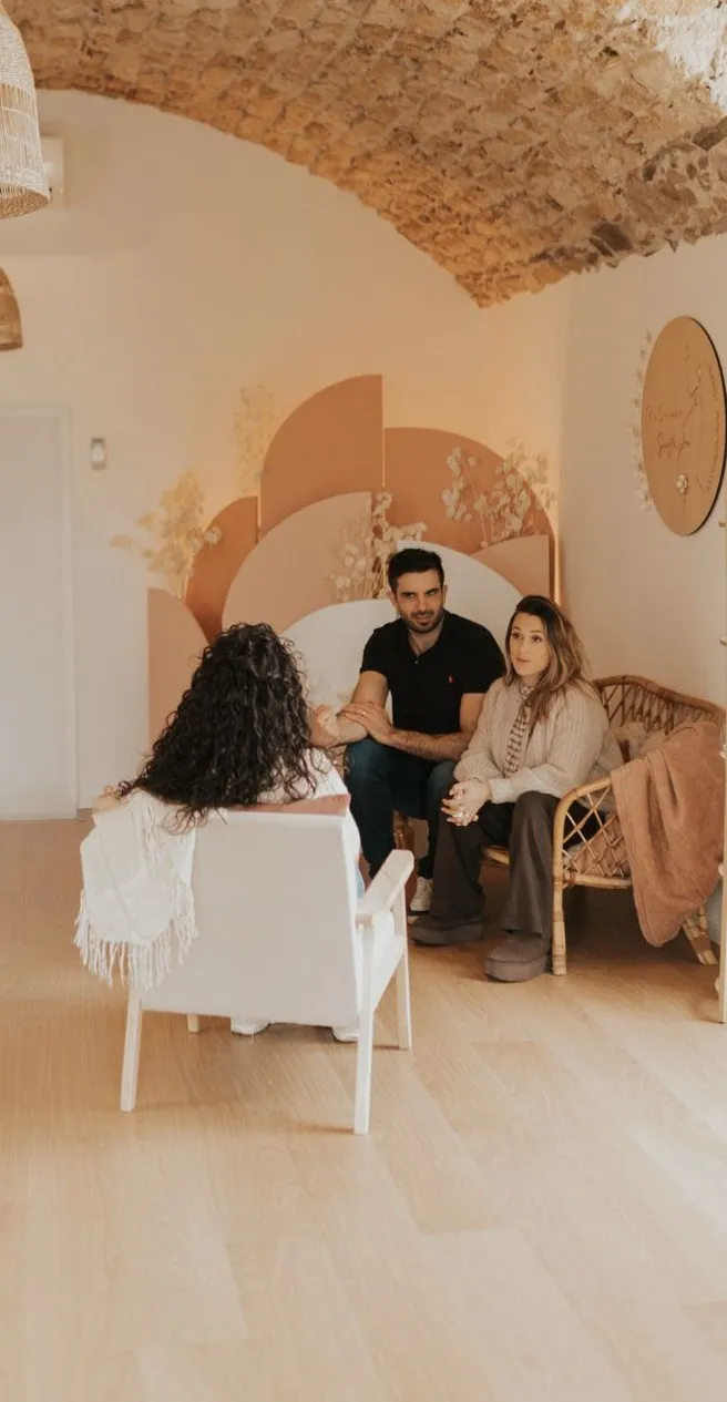Entretien d'anamnèse avec un couple de parents dans l'espace de l'institut