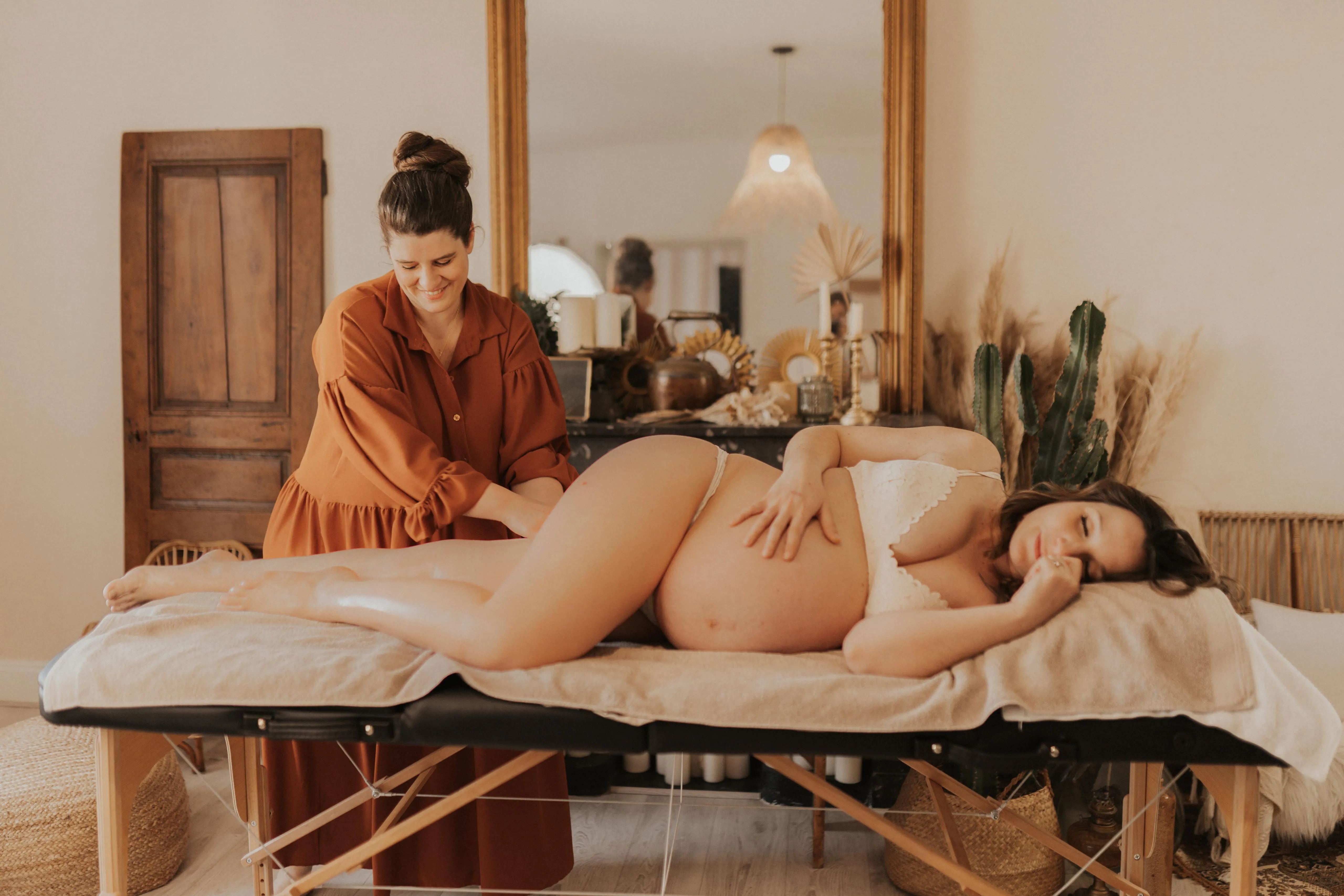 Massage prénatal d'une femme enceinte dans le cabinet de soin
