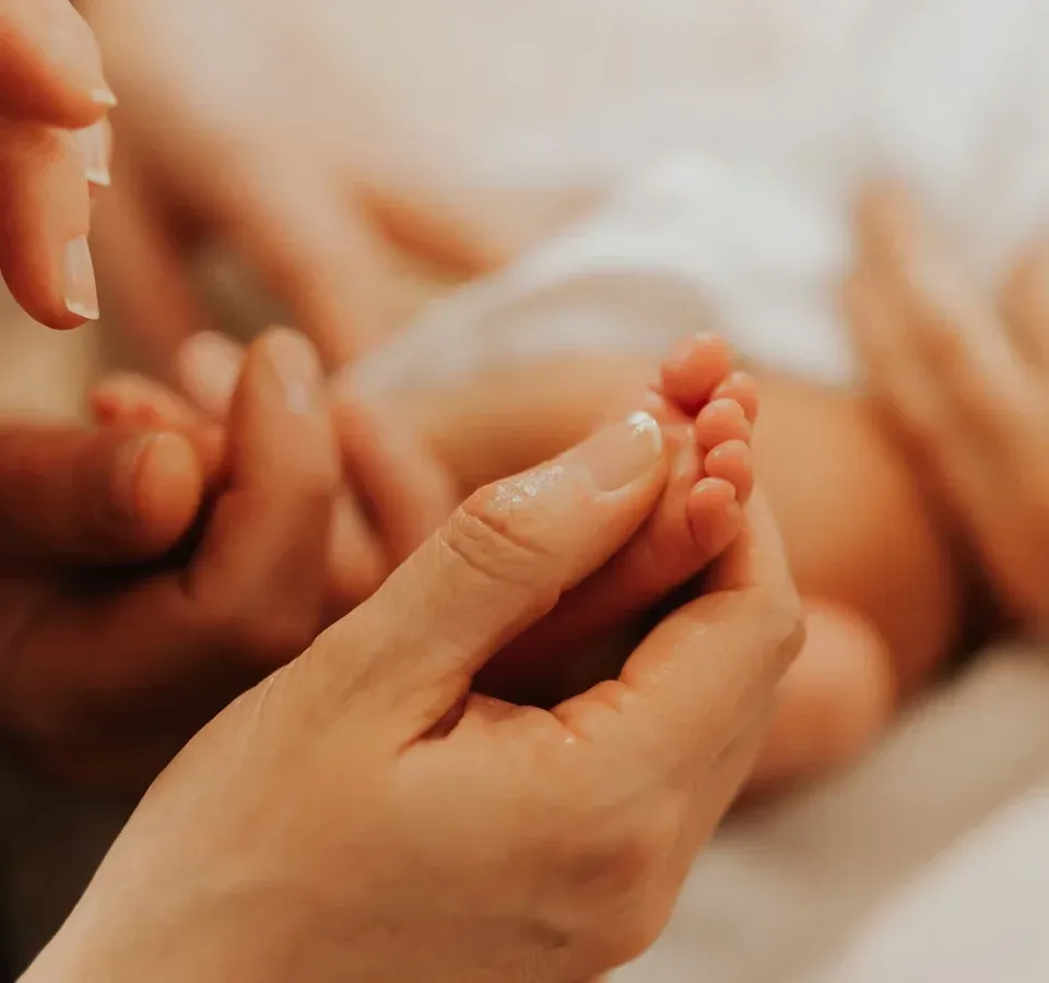 Séance de réflexologie pédiatrique sur le pied d'un nourrisson