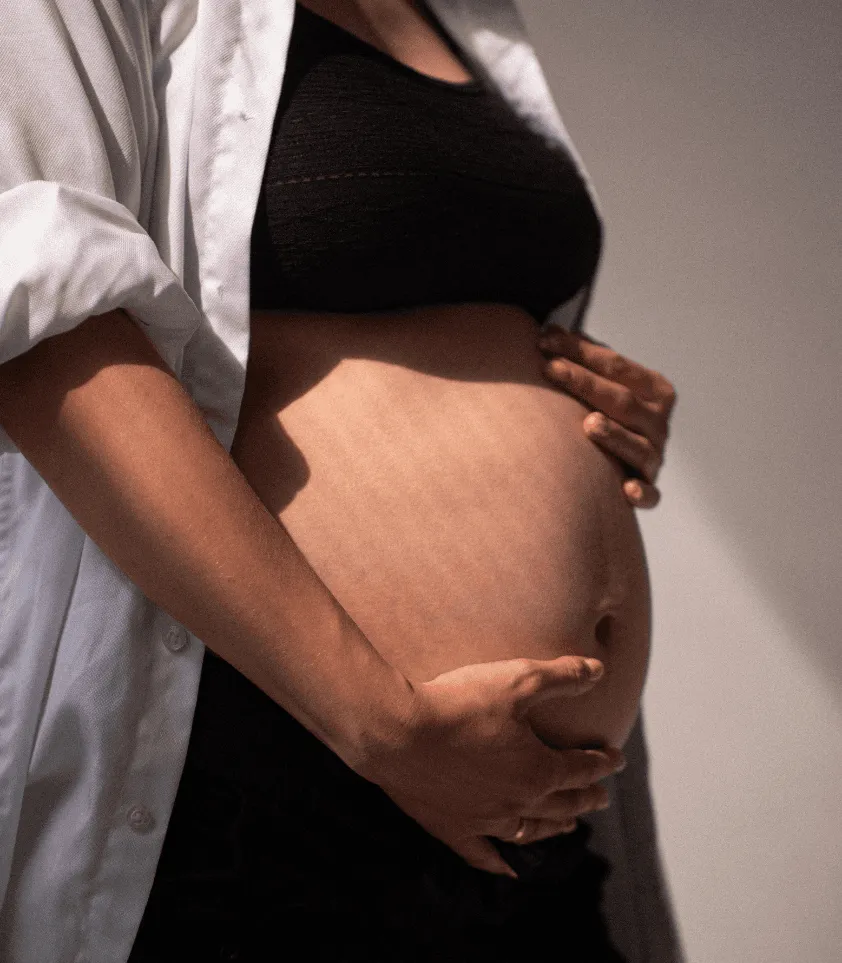 Couple tenant le ventre arrondi d'une femme enceinte