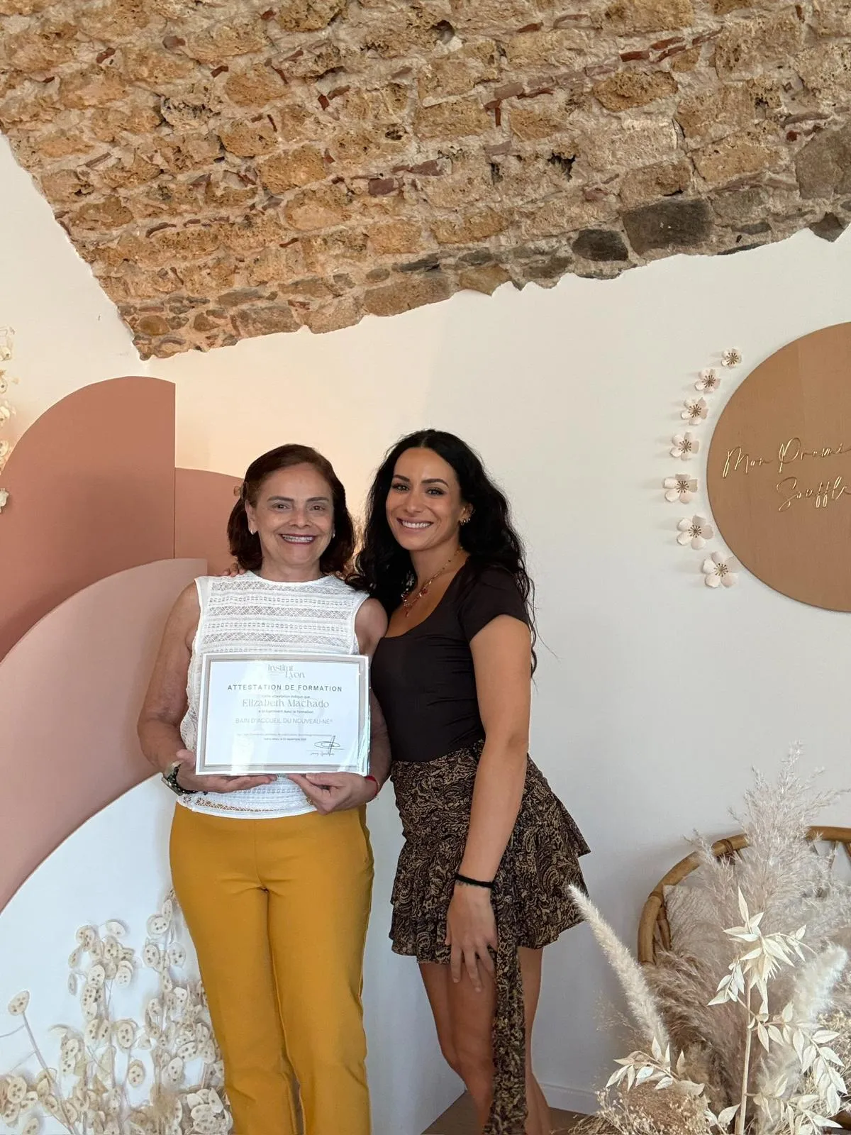 Une accompagnante recevant son attestation de formation avec Laury Goncalves